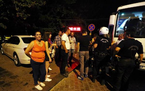 Antalya’da HDP binasına Türk bayrağı astılar (2)