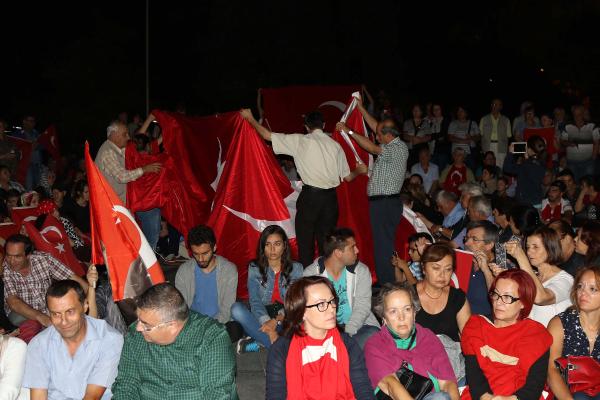 Kırklareli’nde şehitler için oturma eylemi