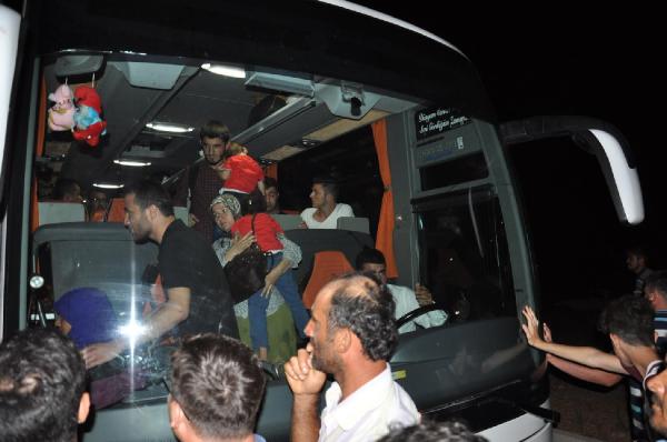 Terör protestosunda yol kapatıp otobüslerin camlarını kırdılar