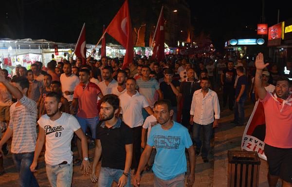 Dikili'de HDP binası taşlandı