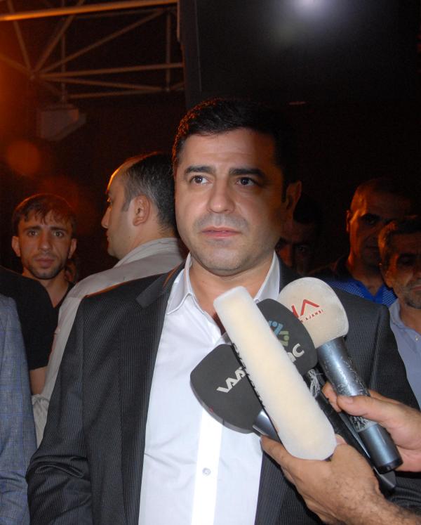Demirtaş: Şehit olmak isteyen eski Enerji Bakanı Dağlıca'da bir gece nöbet tutsun
