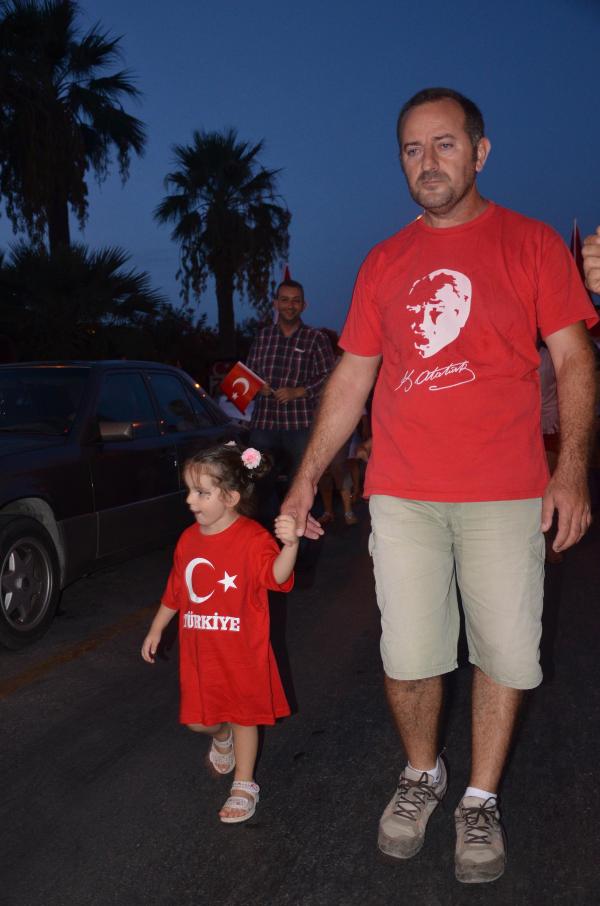 Kuşadası, kurtuluş ve şehitler için yürüdü