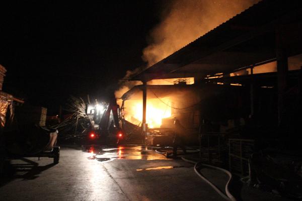 Denizli'de kereste imalathanesinde korkutan yangın