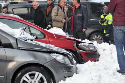 Çatıdan düşen karlar otomobillere hasar verdi