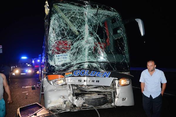 Yolcu otobüsü TIR'a çarptı: 10 yaralı