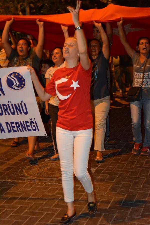 Akhisarlılar teröre tepki için yürüdü