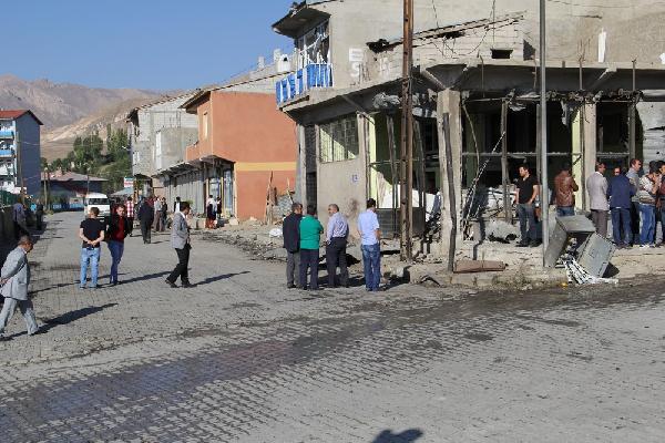PKK Başkale'de bomba yüklü araç patlattı