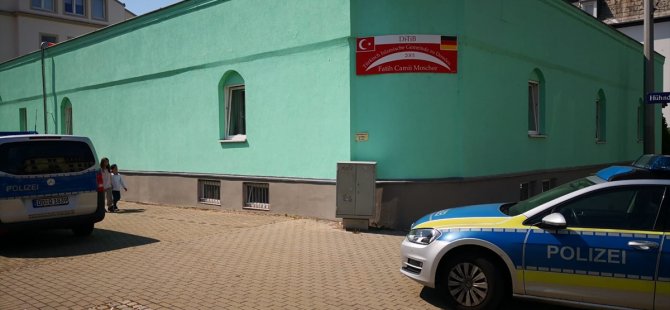 Almanya'da camiye saldırı