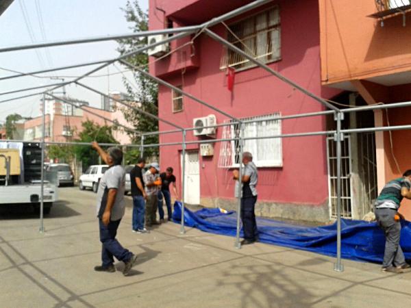 Iğdır'da şehit olan 2 polisin Adana'daki baba evlerine ateş düştü