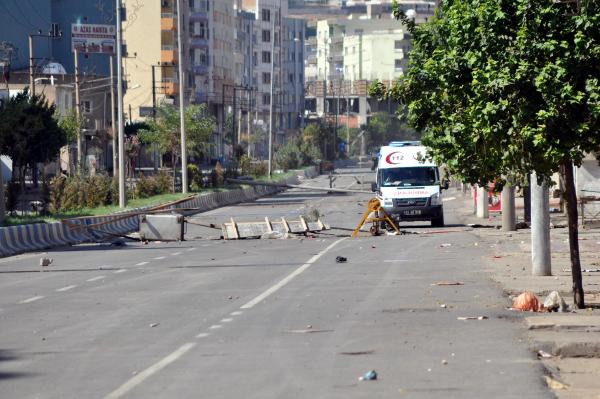 Cizre'de sokağa çıkma yasağı ve operasyonlar sürüyor; 8 polis ve 3 çocuk yaralı (2)