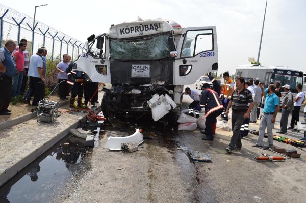 Kepek yüklü kamyon Ego otobüsüne çarptı : 16 yaralı