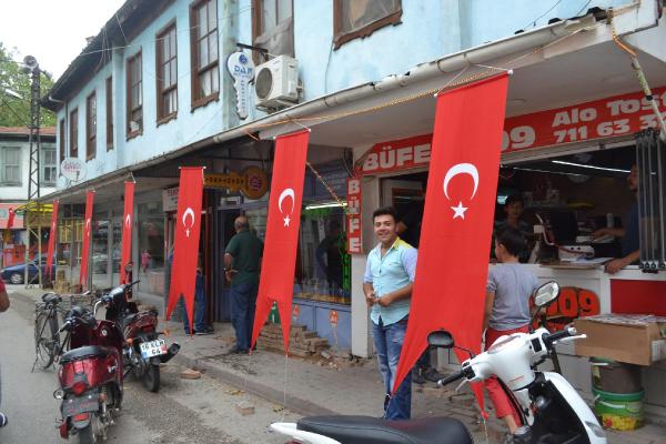 İnegöl'de esnaftan teröre bayraklı tepki
