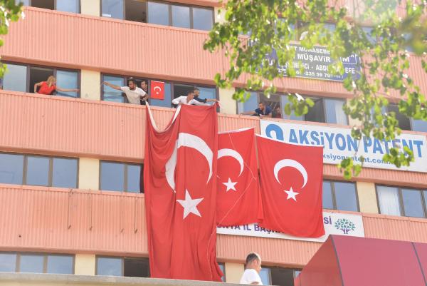Konya’da protestocular HDP il binasına Türk bayrağı astı