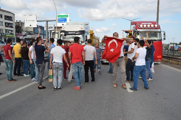 Kamyoncular, D-100 karayolunda terörü protesto etti