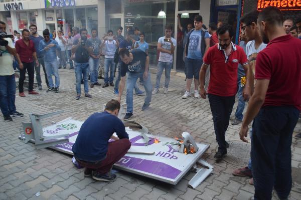 Orhangazi'de HDP'nin tabelasını indirip yaktılar