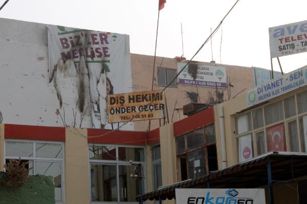 Slifke'de HDP'nin tabelası yakıldı