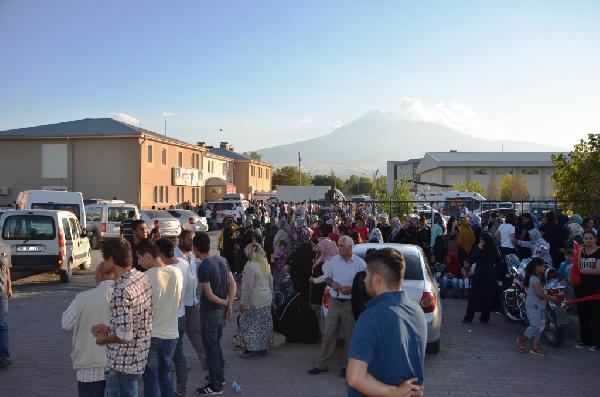 Iğdır'da polis konvoyuna 1 tonluk patlayıcı ile hain tuzak: 13 şehit, 1 yaralı (5)