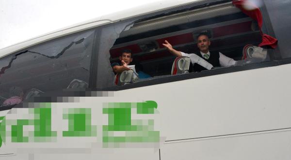 Konya'da terörü protesto eden grup yolcu otobüsünü taşladı