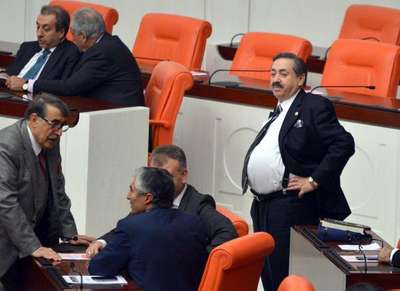 AK PARTİLİ KÖKSAL'IN GÖBEĞİ DİKAT ÇEKTİ