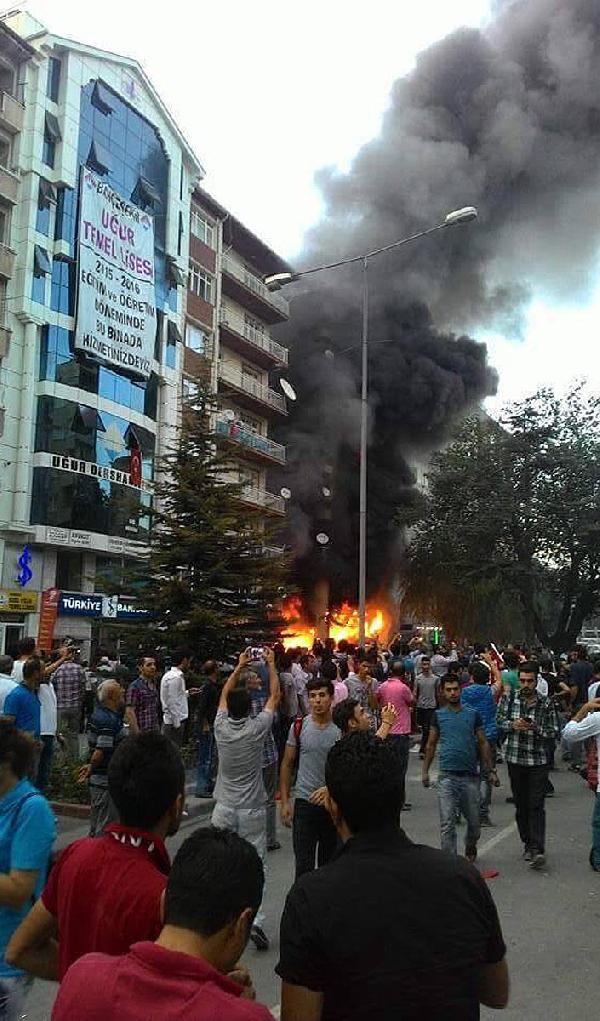 Teröre lanet yürüyüşünde 4 iş yeri yakıldı (2)