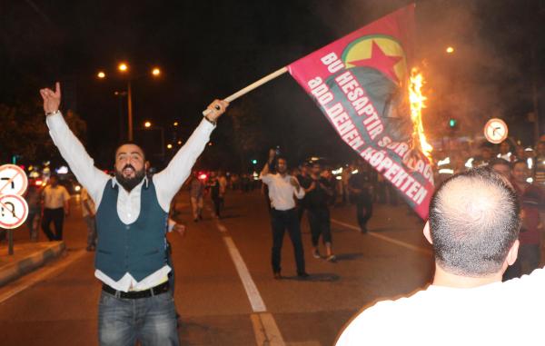 Öcalan'ın fotoğrafının bulunduğu PKK flaması yakıldı