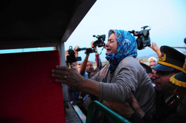 Şehit oğlunun tabutuna sarılıp helallik istedi