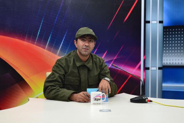 Ana haber bültenini askeri kıyafetle sundu