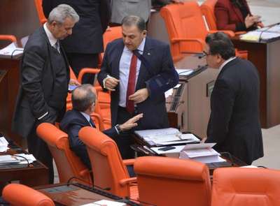 CHP'Lİ VEKİL KOLU ASKIDA, BİLEĞİ ALÇIDA OY KULLANMAYA GELDİ