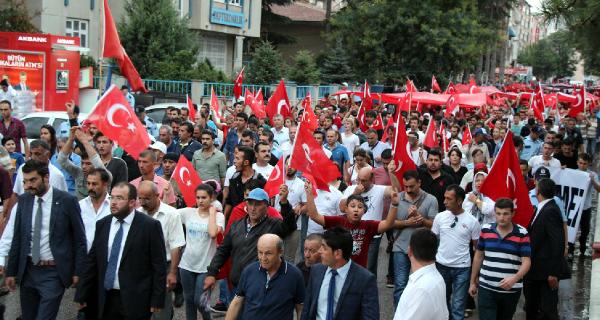 Sağanak altında teröre tepki yürüyüşü