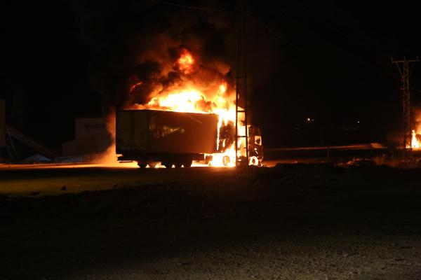 PKK'lılar Bitlis ve Erciş'te 11 araç yaktı