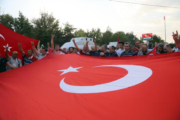 Şehitler için Ankara sokağa döküldü, HDP binasına Türk bayrağı asıldı