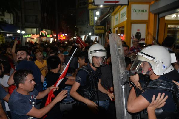 Mersin’de HDP binasına saldırı: 3 polis yaralı