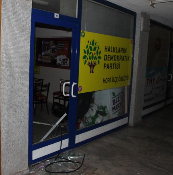 Hopa’da HDP binasına taşlı saldırı