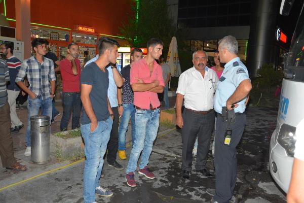 Aksaray'da terörü protesto eden grup, yolcu otobüslerine saldırdı