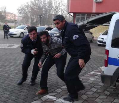 Eşine tecavüz ettiğini öne sürdüğü kişiyi öldürdü