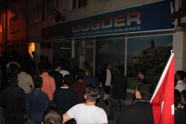 Bolu'da dernek binası önünde terör tepkisi