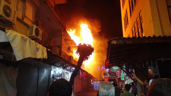 Alanya'da HDP ilçe binası ateşe verildi (2)