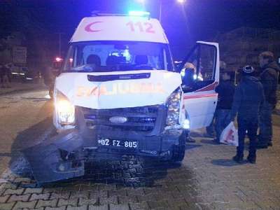 Ambulans ile çarpışan hafif ticari araç sürücüsü yaralandı