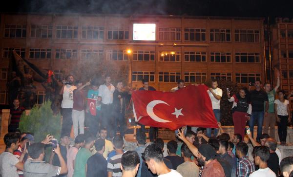 Burdur'da HDP tabelası yakıldı