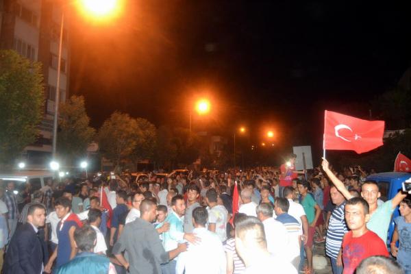 Salihli'de HDP binası taşlandı