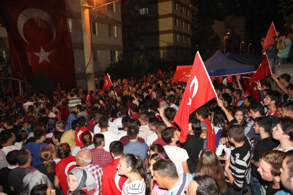 Balıkesir'de binlerce kişi terörü lanetledi