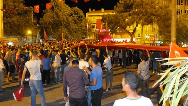 Burhaniye'de HDP binası taşlandı
