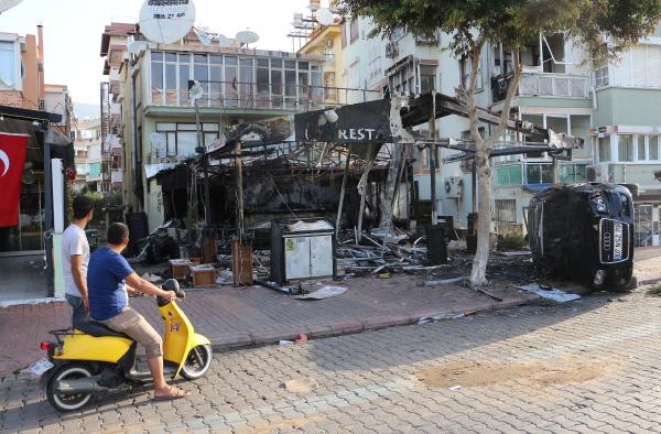 Alanya'da teröre tepki eylemlerinde 11 işyeri yakıldı