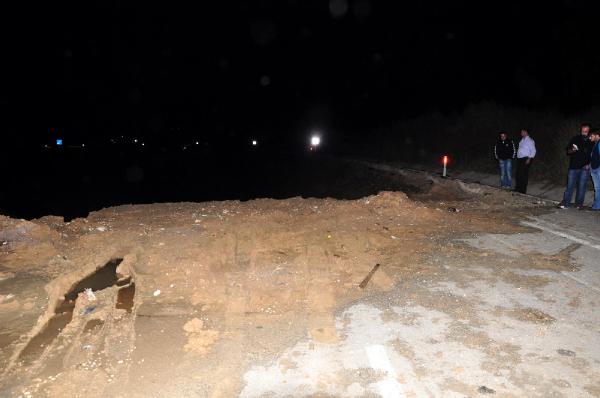 2 otomobil kapalı yolda çöken alana uçtu: 5 yaralı