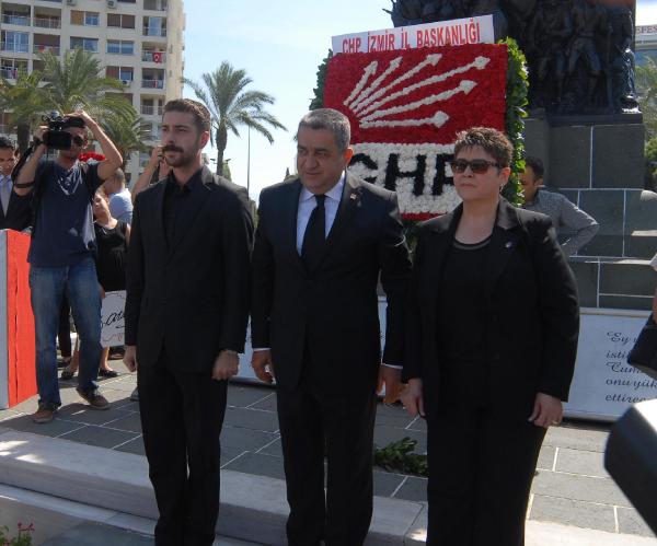 CHP'nin kuruluş yıldönümü, İzmir'de Atatürk Anıtı önünde kutlandı