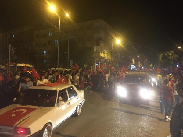 Polatlı'da teröre tepki eyleminde HDP tabelası indirildi