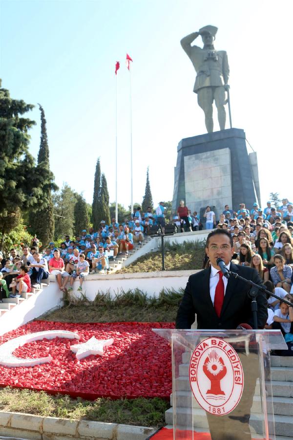 Ata'nın İzmir'e baktığı yerde tören