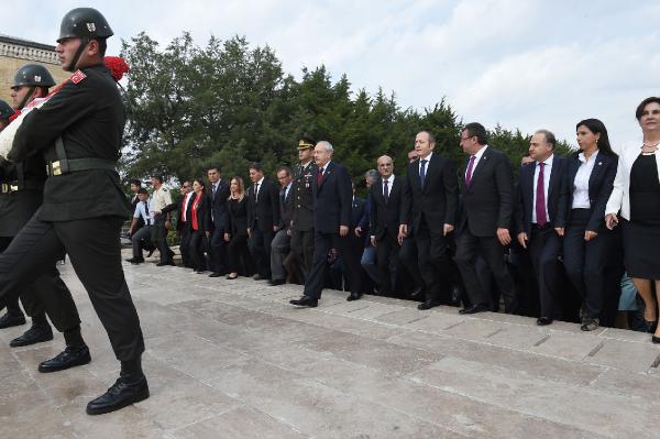 Kılıçdaroğlu ve partililerden CHP'nin kuruluş yıl dönümünde Anıtkabir'e ziyaret