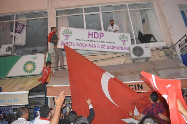Şereflikoçhisar'da HDP'nin camları kırılıp, tabelası indirildi