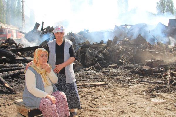 İtfaiye dar sokaklara giremedi, 7 ev tamamen yandı